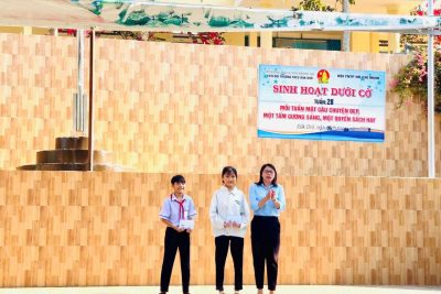 Sinh hoạt dưới cờ Mỗi tuần một câu chuyện đẹp, một cuốn sách hay, một tấm gương sáng.